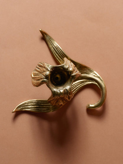 LOT 2 BOUGEOIRS EN LAITON, DÉCOR FLORAUX, 1960s