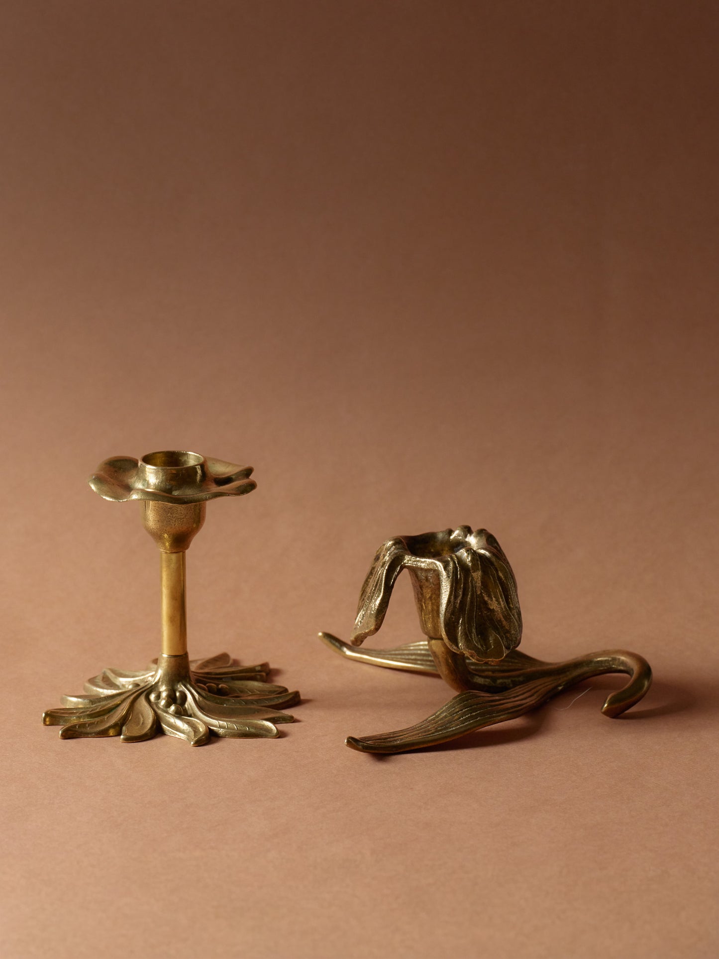 LOT 2 BOUGEOIRS EN LAITON, DÉCOR FLORAUX, 1960s