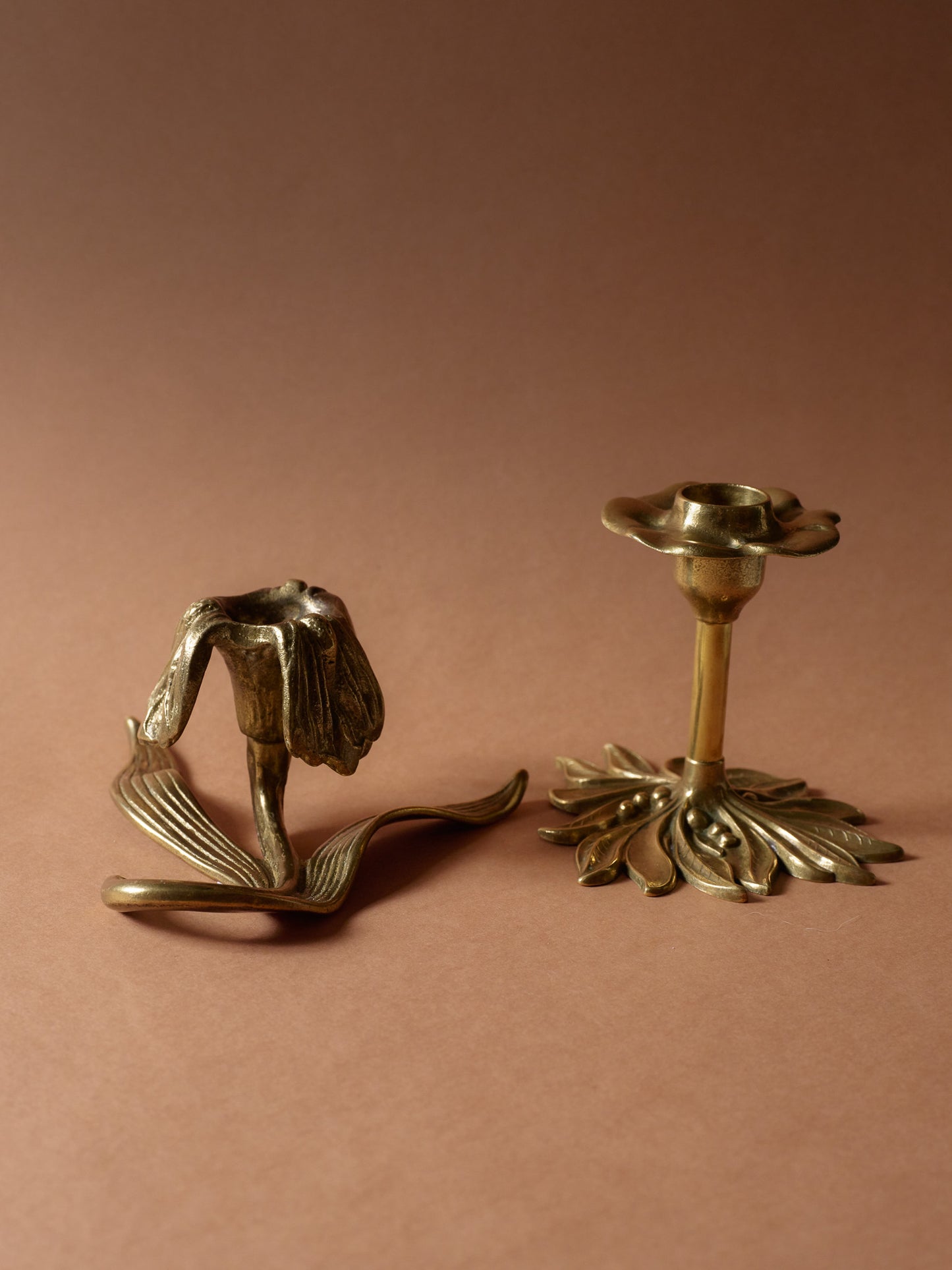 LOT 2 BOUGEOIRS EN LAITON, DÉCOR FLORAUX, 1960s