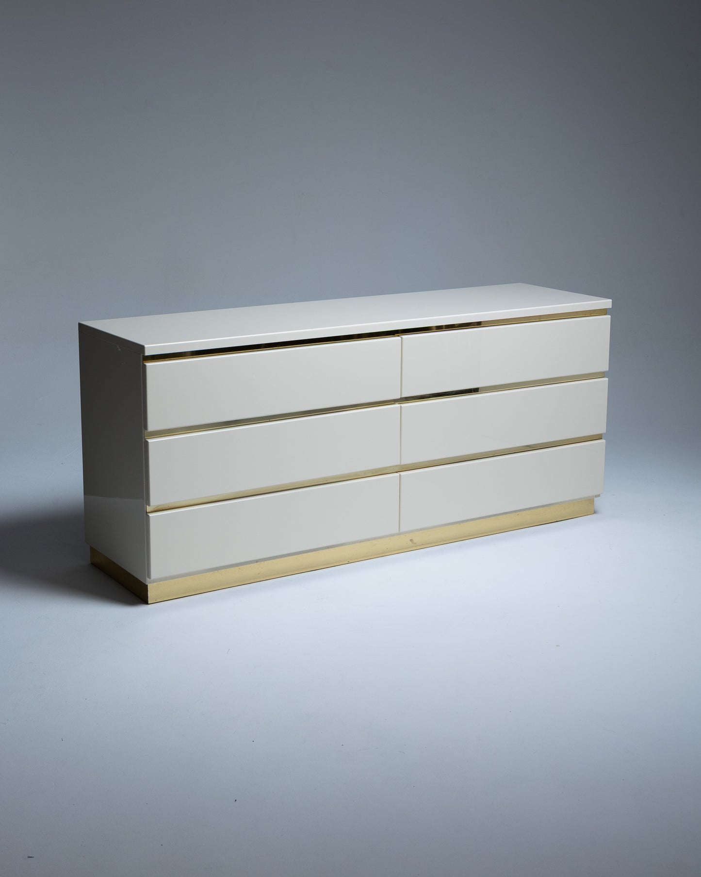COMMODE EN LAQUE ET LAITON, ÉRIC MAVILLE, 1970s