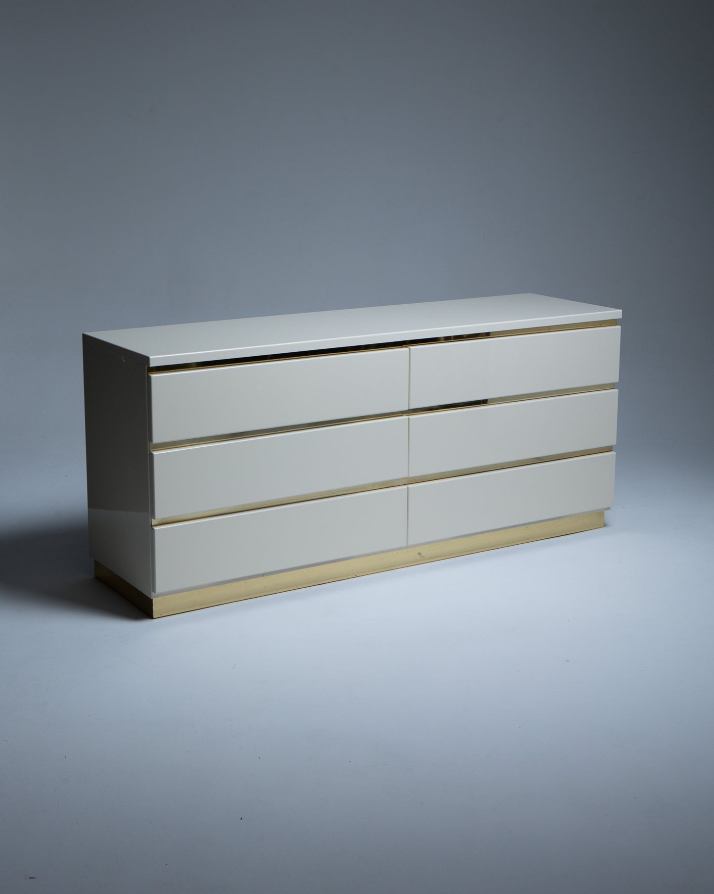 COMMODE EN LAQUE ET LAITON, ÉRIC MAVILLE, 1970s