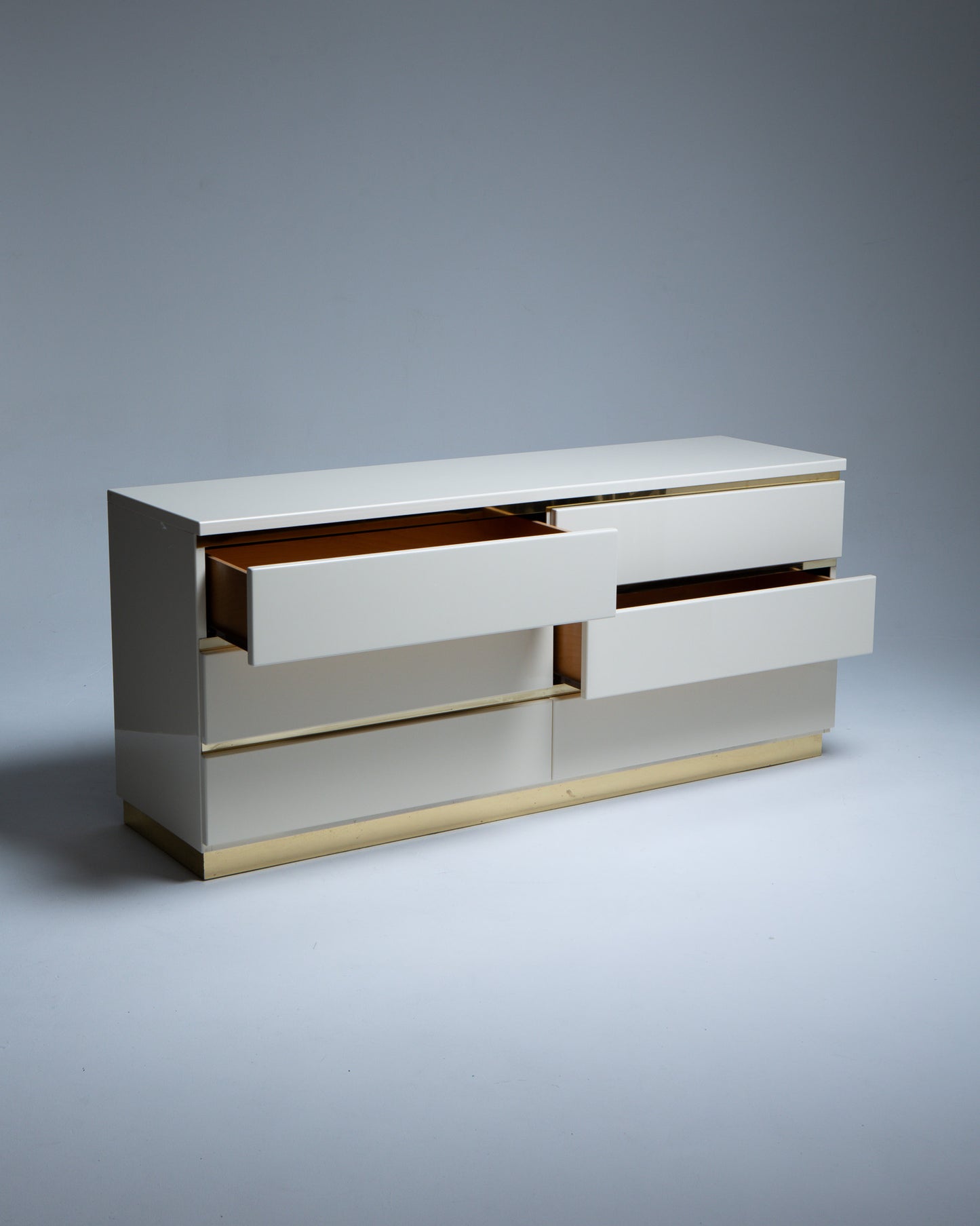 COMMODE EN LAQUE ET LAITON, ÉRIC MAVILLE, 1970s