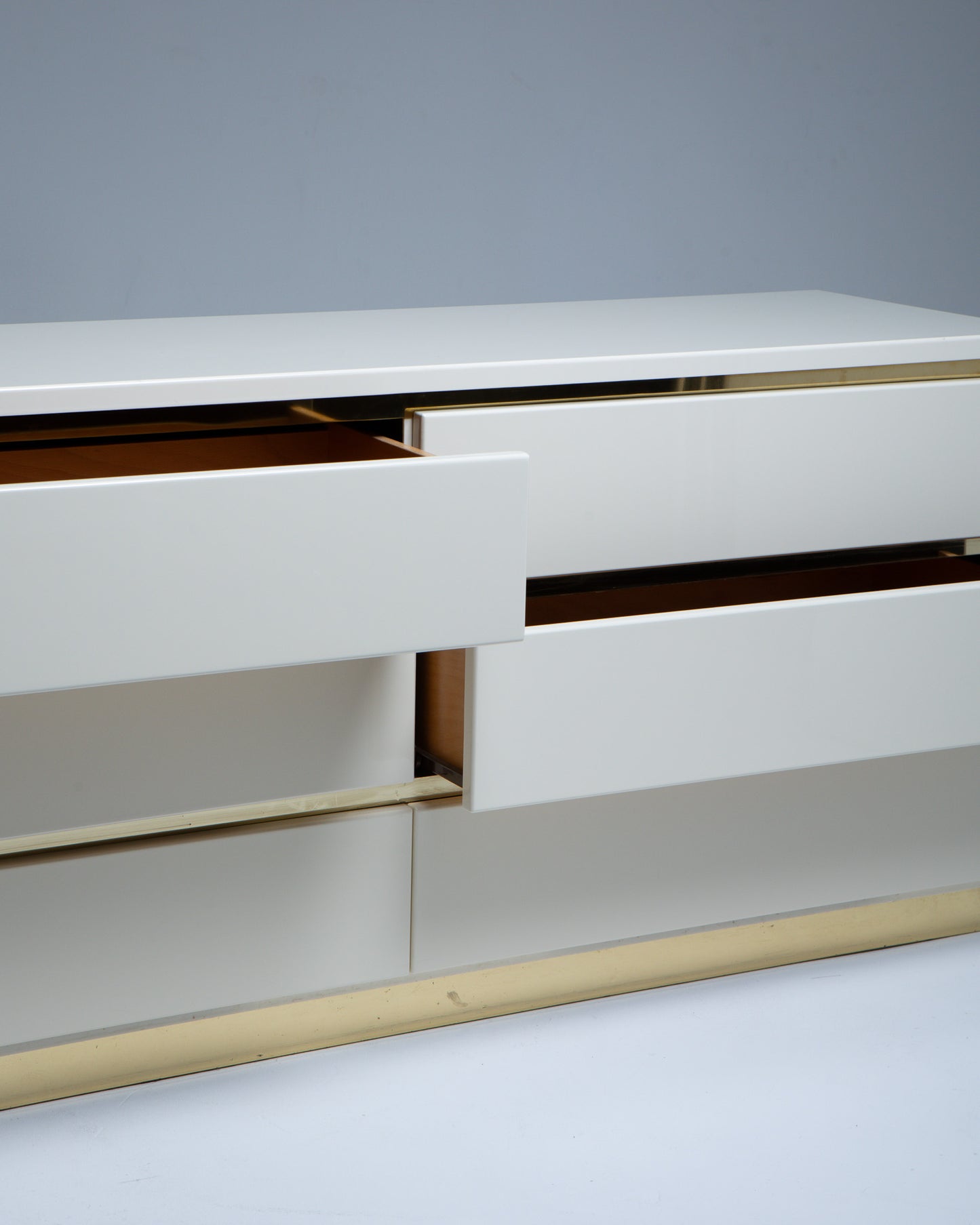 COMMODE EN LAQUE ET LAITON, ÉRIC MAVILLE, 1970s