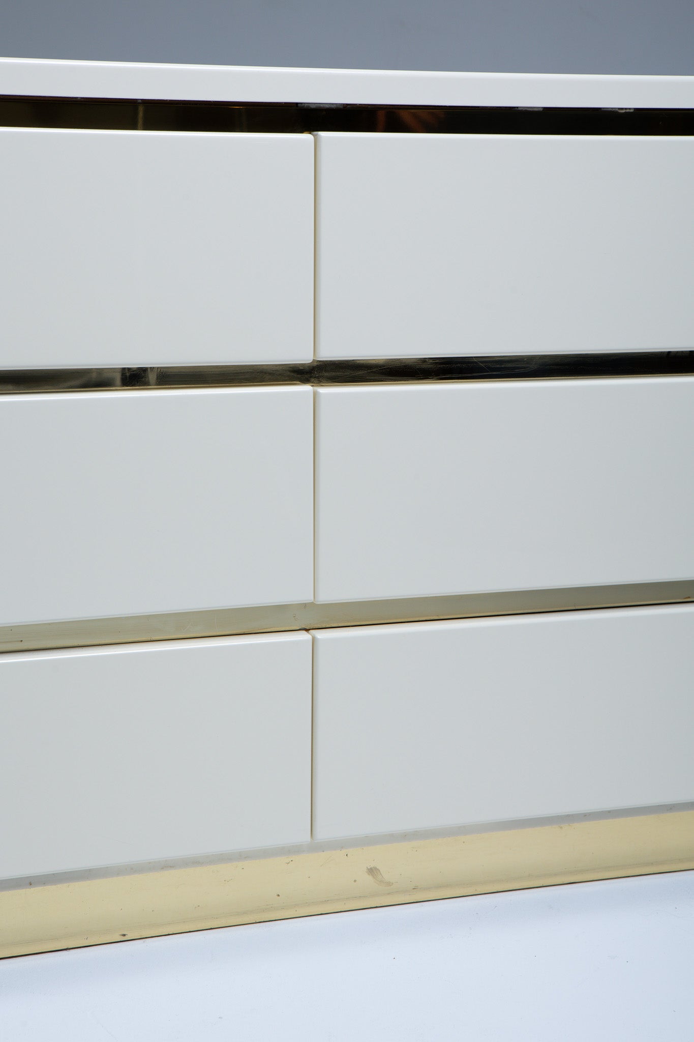 COMMODE EN LAQUE ET LAITON, ÉRIC MAVILLE, 1970s