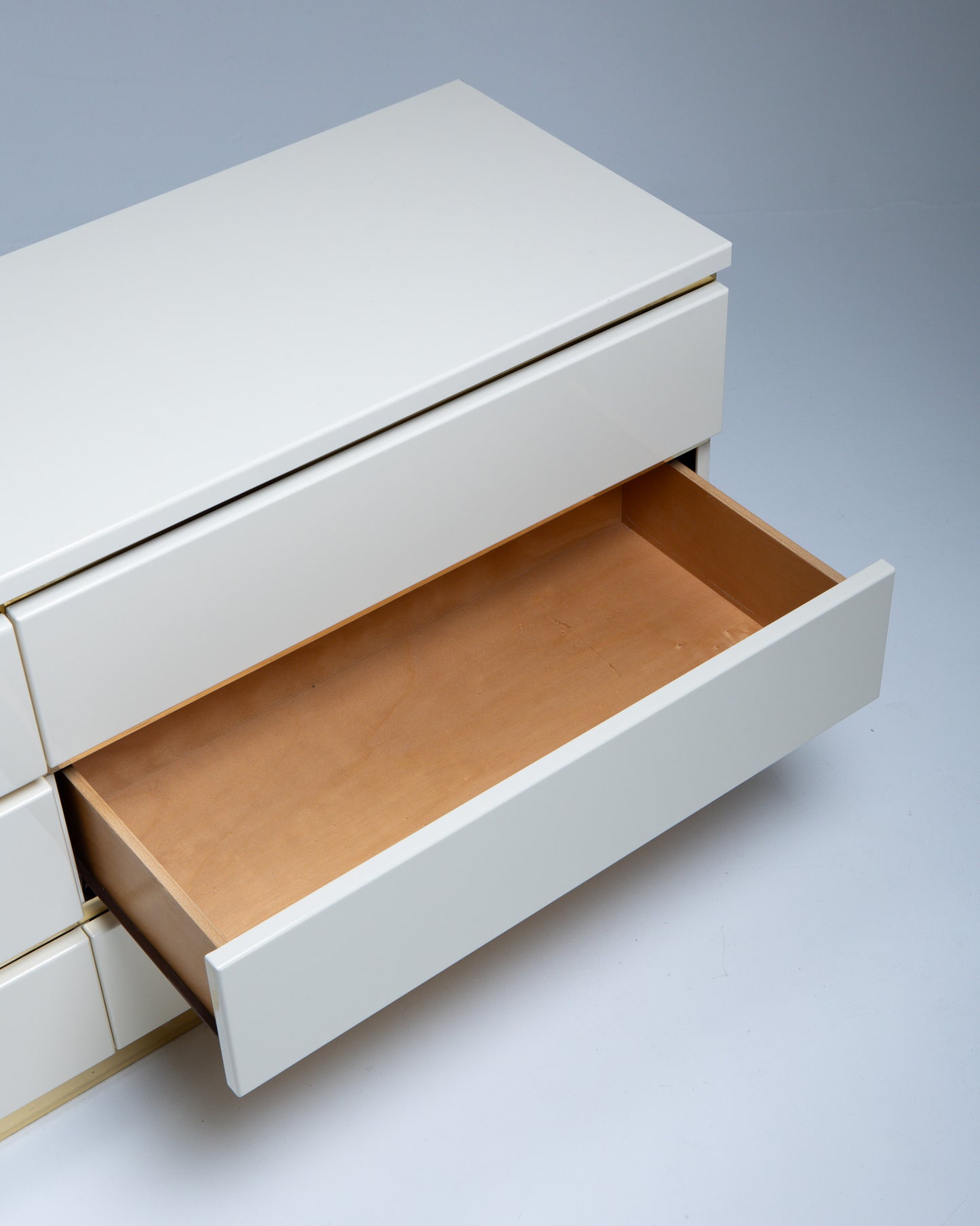 COMMODE EN LAQUE ET LAITON, ÉRIC MAVILLE, 1970s