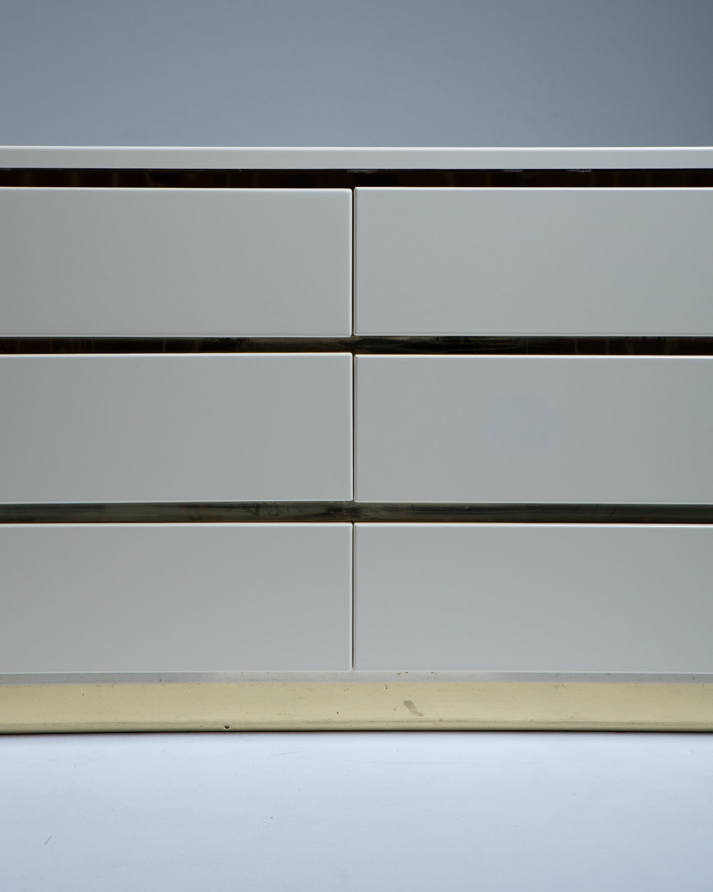 COMMODE EN LAQUE ET LAITON, ÉRIC MAVILLE, 1970s