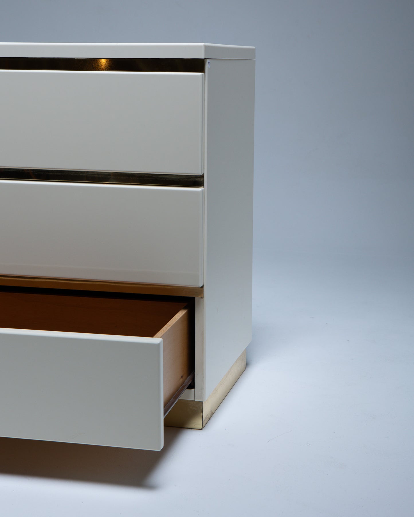 COMMODE EN LAQUE ET LAITON, ÉRIC MAVILLE, 1970s