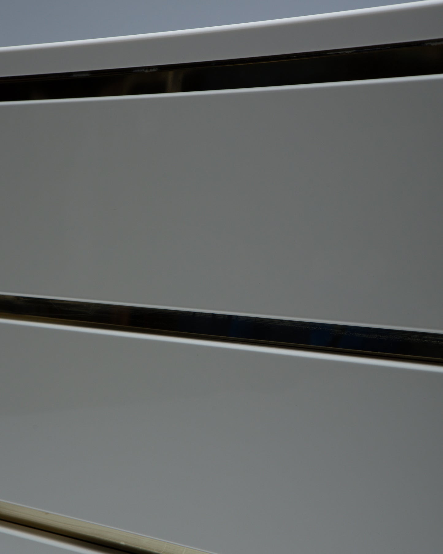 COMMODE EN LAQUE ET LAITON, ÉRIC MAVILLE, 1970s