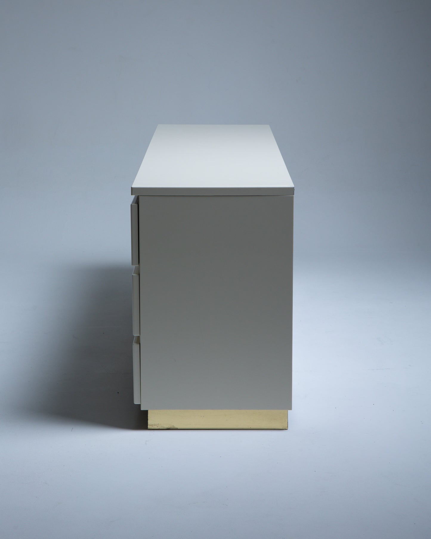 COMMODE EN LAQUE ET LAITON, ÉRIC MAVILLE, 1970s