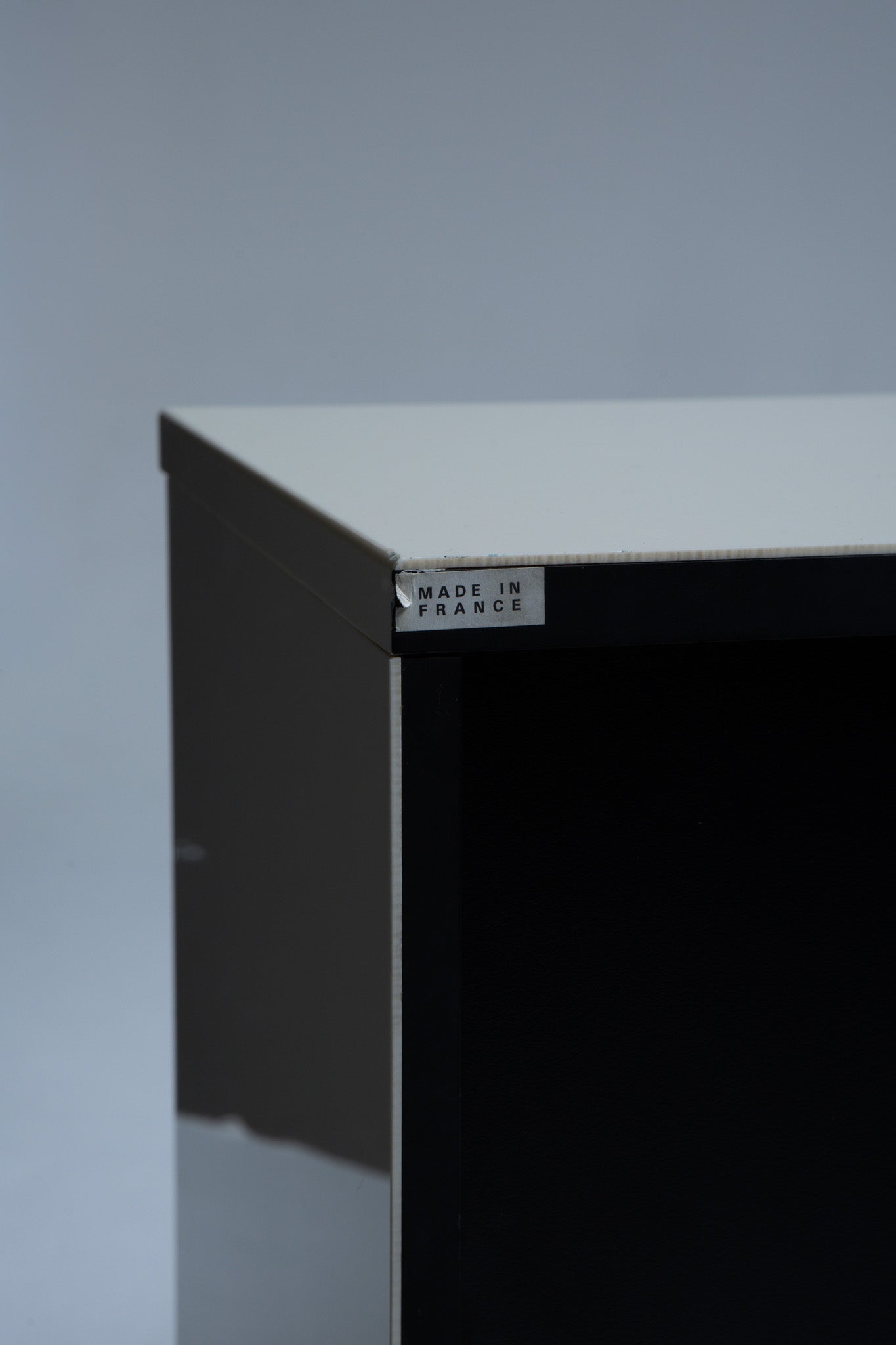 COMMODE EN LAQUE ET LAITON, ÉRIC MAVILLE, 1970s