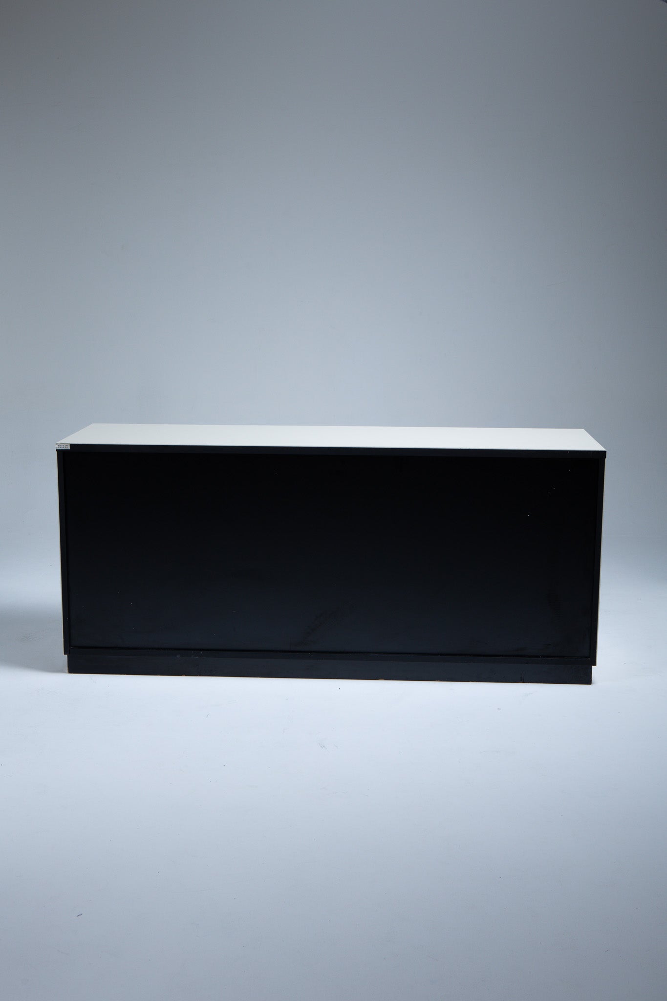 COMMODE EN LAQUE ET LAITON, ÉRIC MAVILLE, 1970s