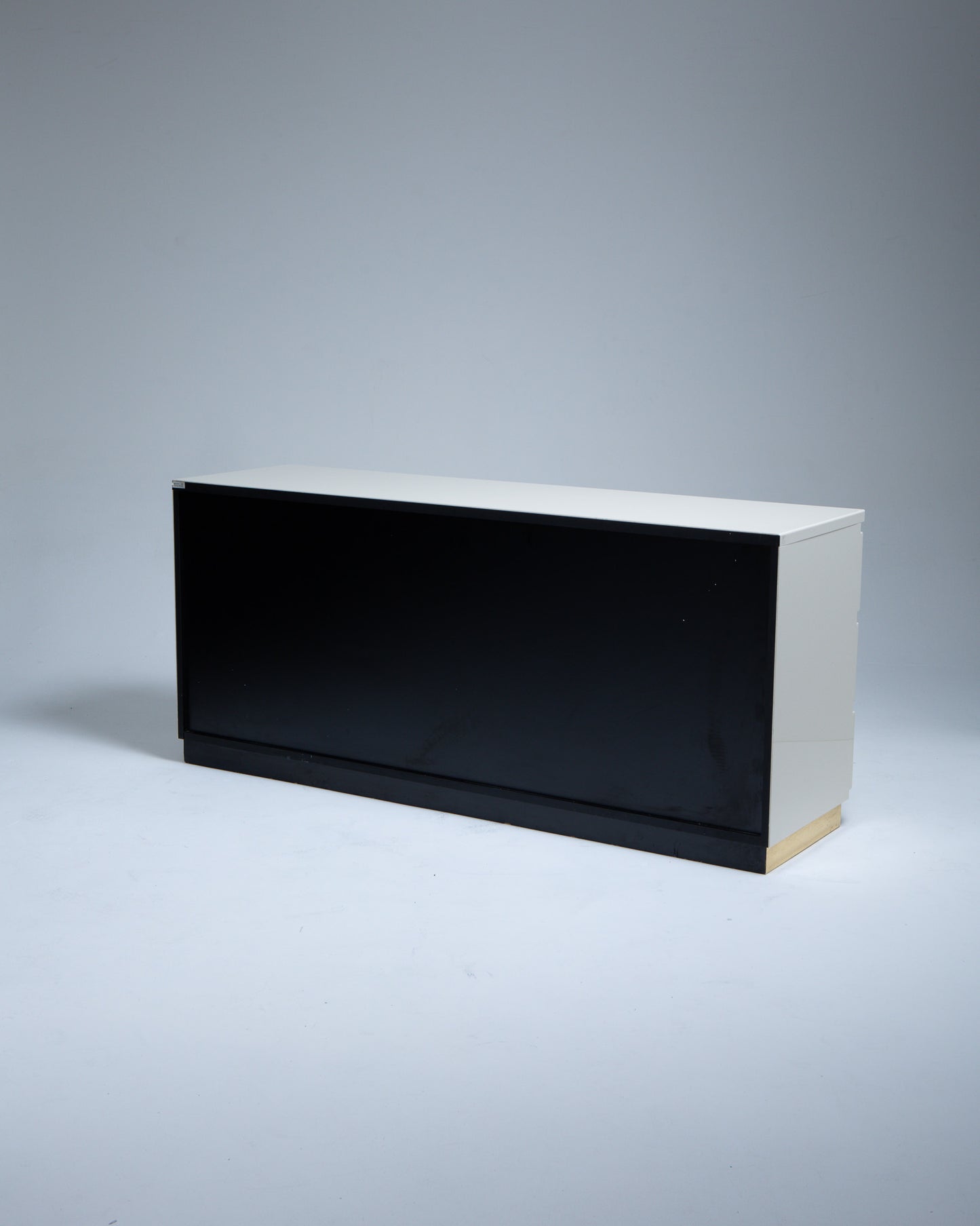 COMMODE EN LAQUE ET LAITON, ÉRIC MAVILLE, 1970s