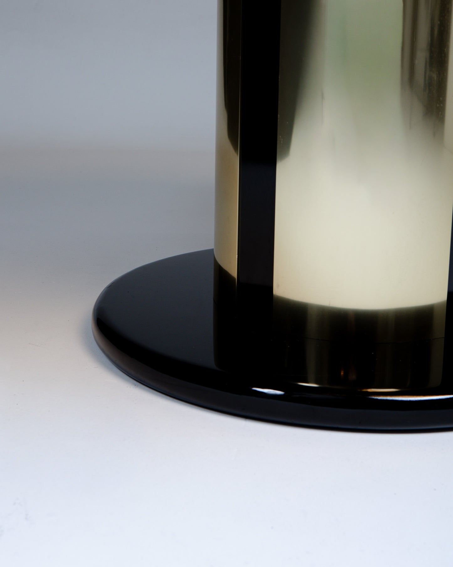 TABLE À MANGER EN LAITON ET VERRE, 1970s