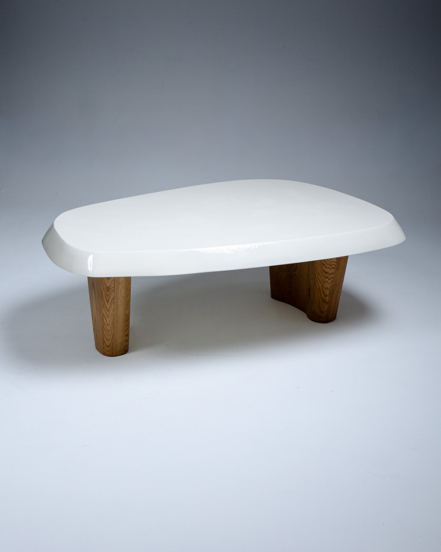 TABLE BASSE EN CHÊNE MASSIF, PIERRE AUGUSTIN ROSE