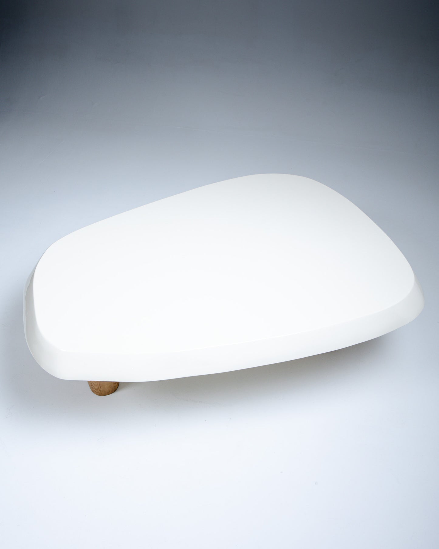 TABLE BASSE EN CHÊNE MASSIF, PIERRE AUGUSTIN ROSE