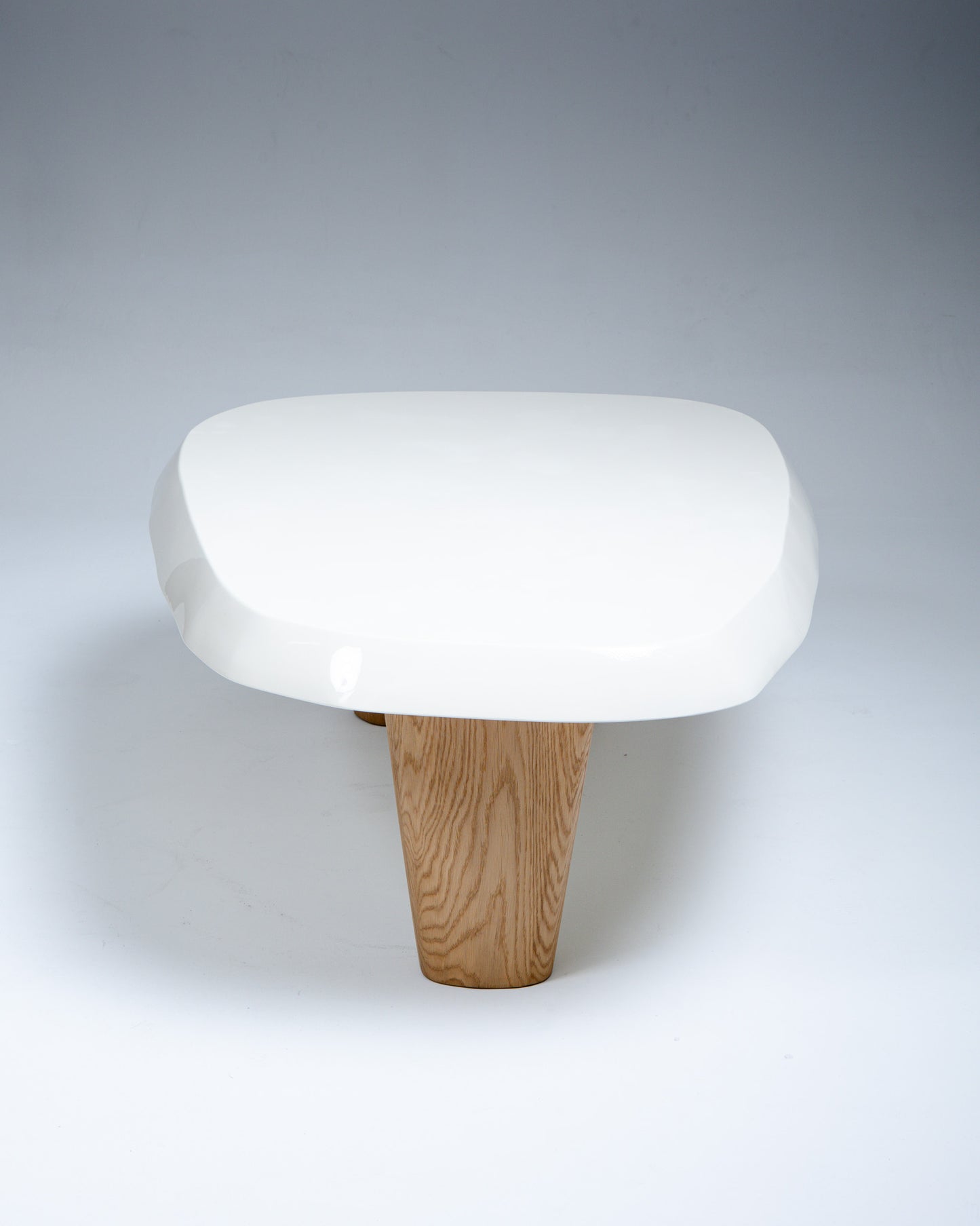 TABLE BASSE EN CHÊNE MASSIF, PIERRE AUGUSTIN ROSE