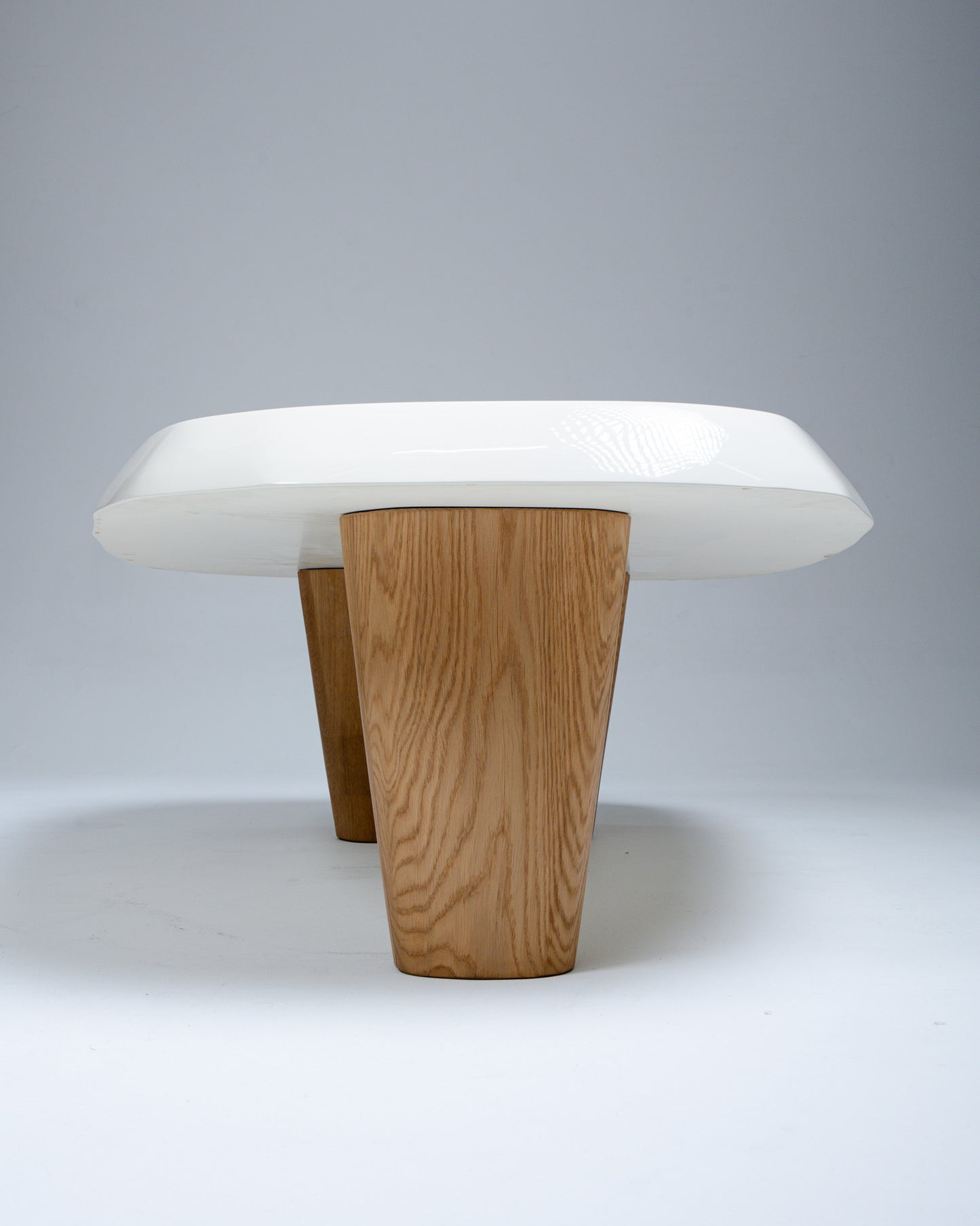 TABLE BASSE EN CHÊNE MASSIF, PIERRE AUGUSTIN ROSE