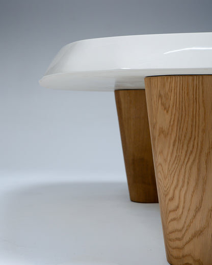 TABLE BASSE EN CHÊNE MASSIF, PIERRE AUGUSTIN ROSE