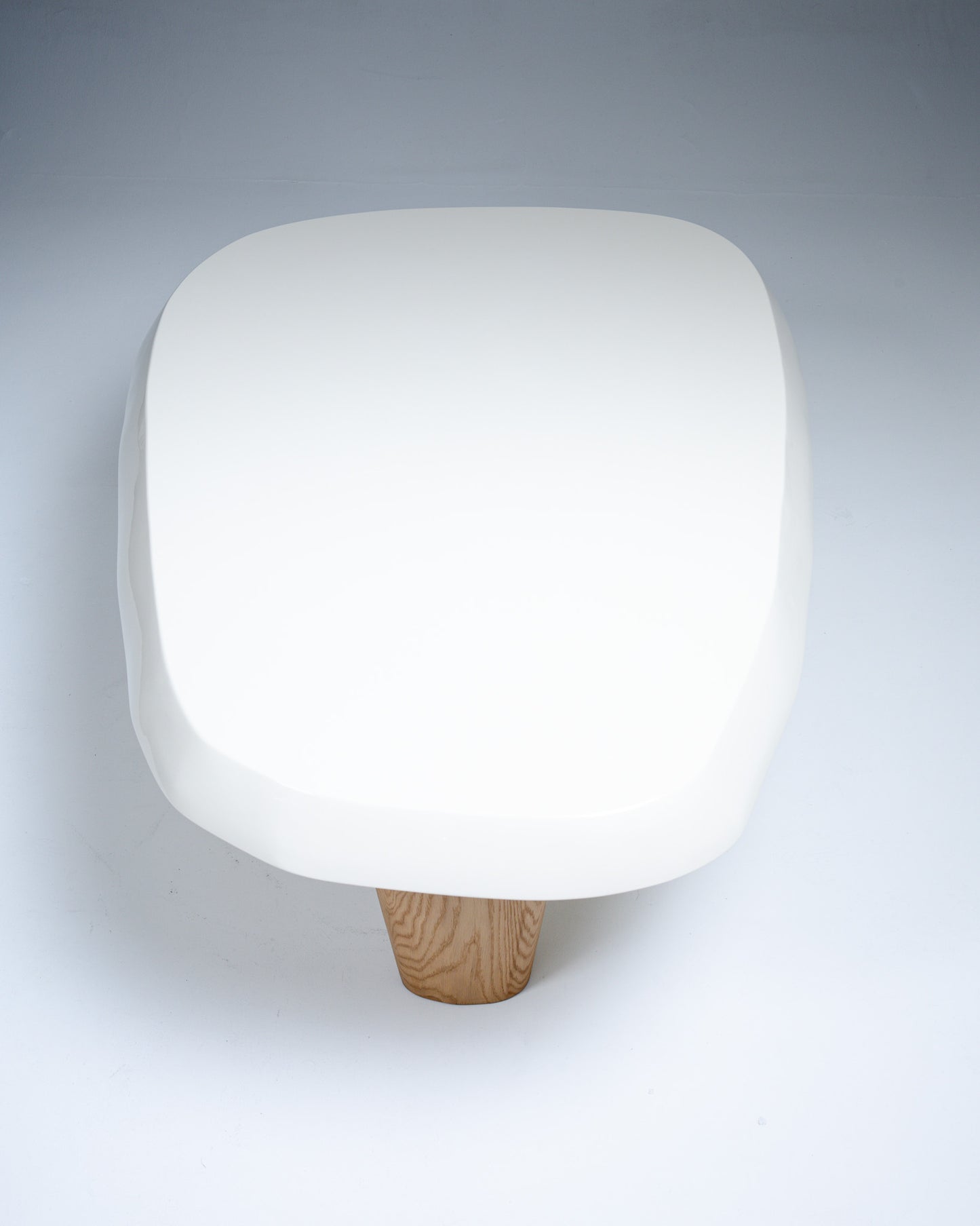 TABLE BASSE EN CHÊNE MASSIF, PIERRE AUGUSTIN ROSE