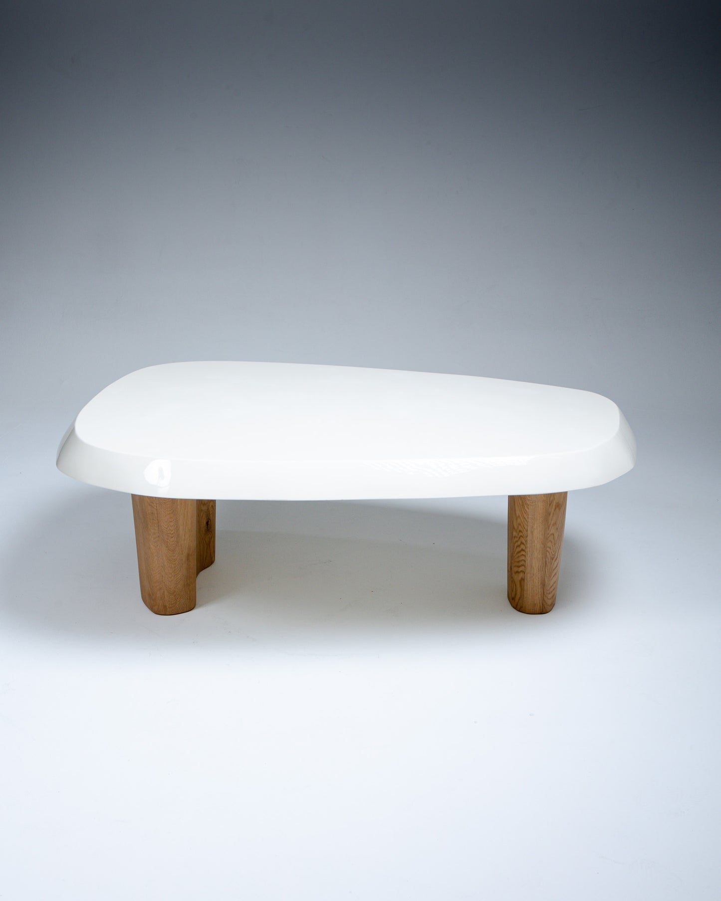 TABLE BASSE EN CHÊNE MASSIF, PIERRE AUGUSTIN ROSE