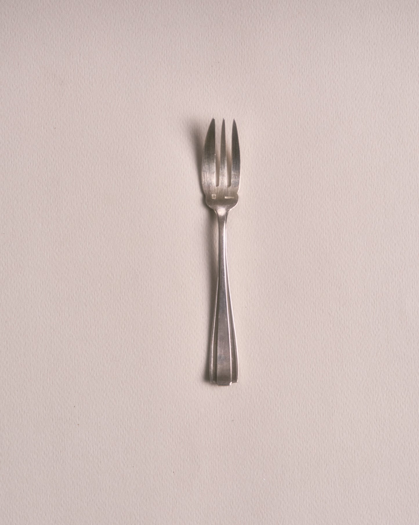 SERVICE DE FOURCHETTES À DESSERT EN MÉTAL ARGENTÉ, ART DÉCO