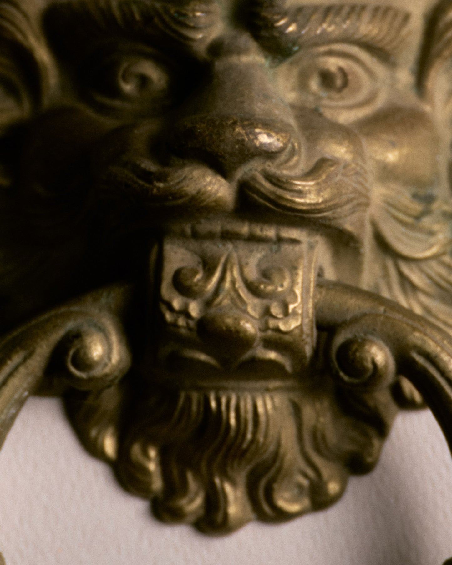 HEURTOIR DE PORTE LION, EN LAITON