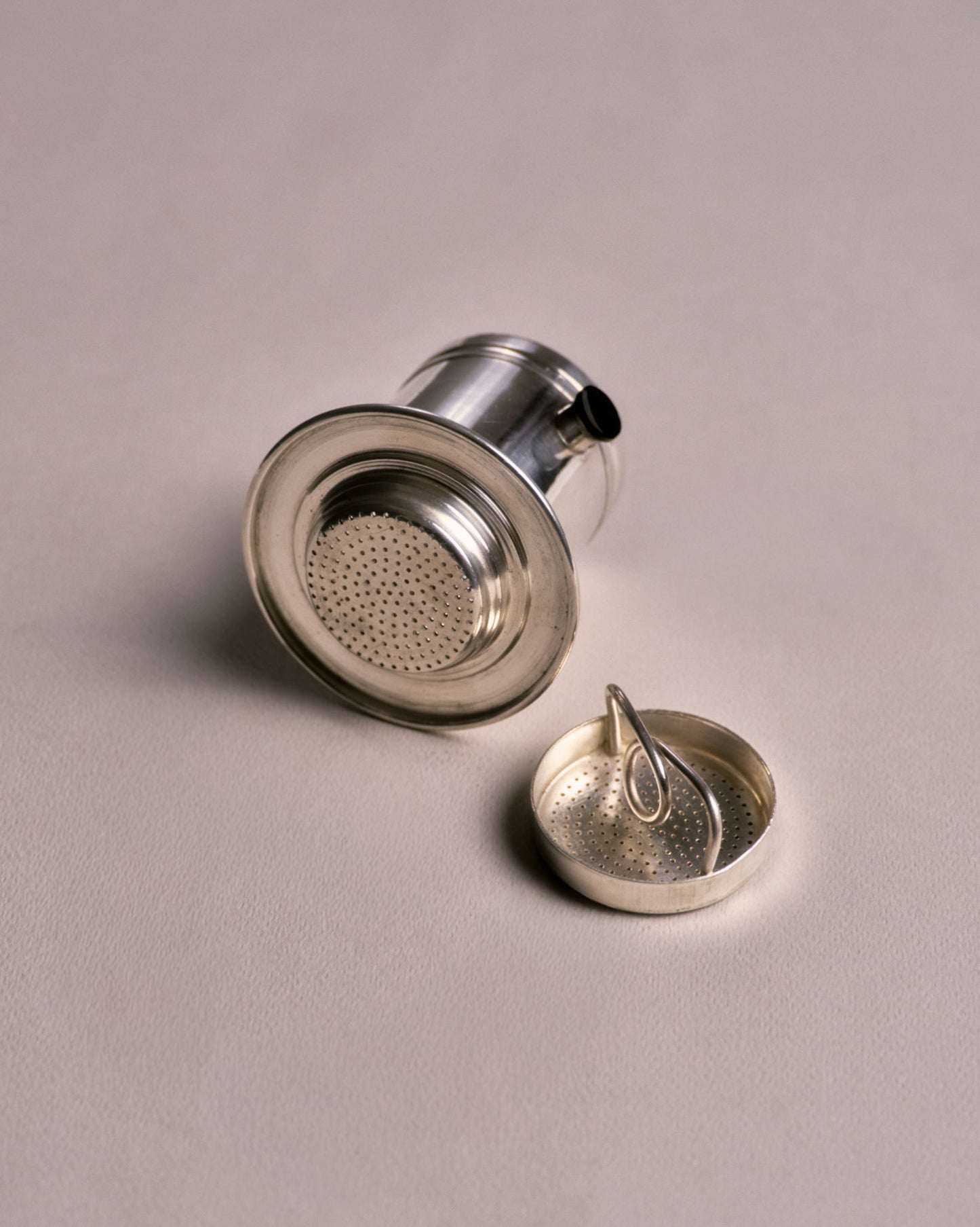 SILVER-PLATED METAL COFFEE FILTER
