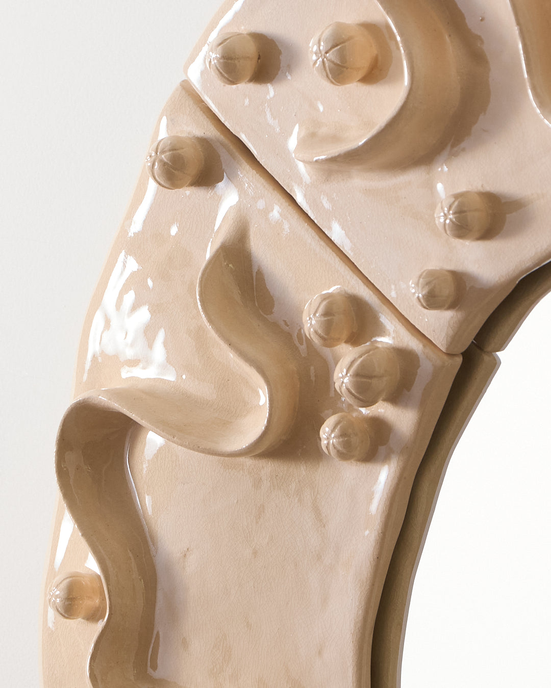 Enamelled ceramic mirror 