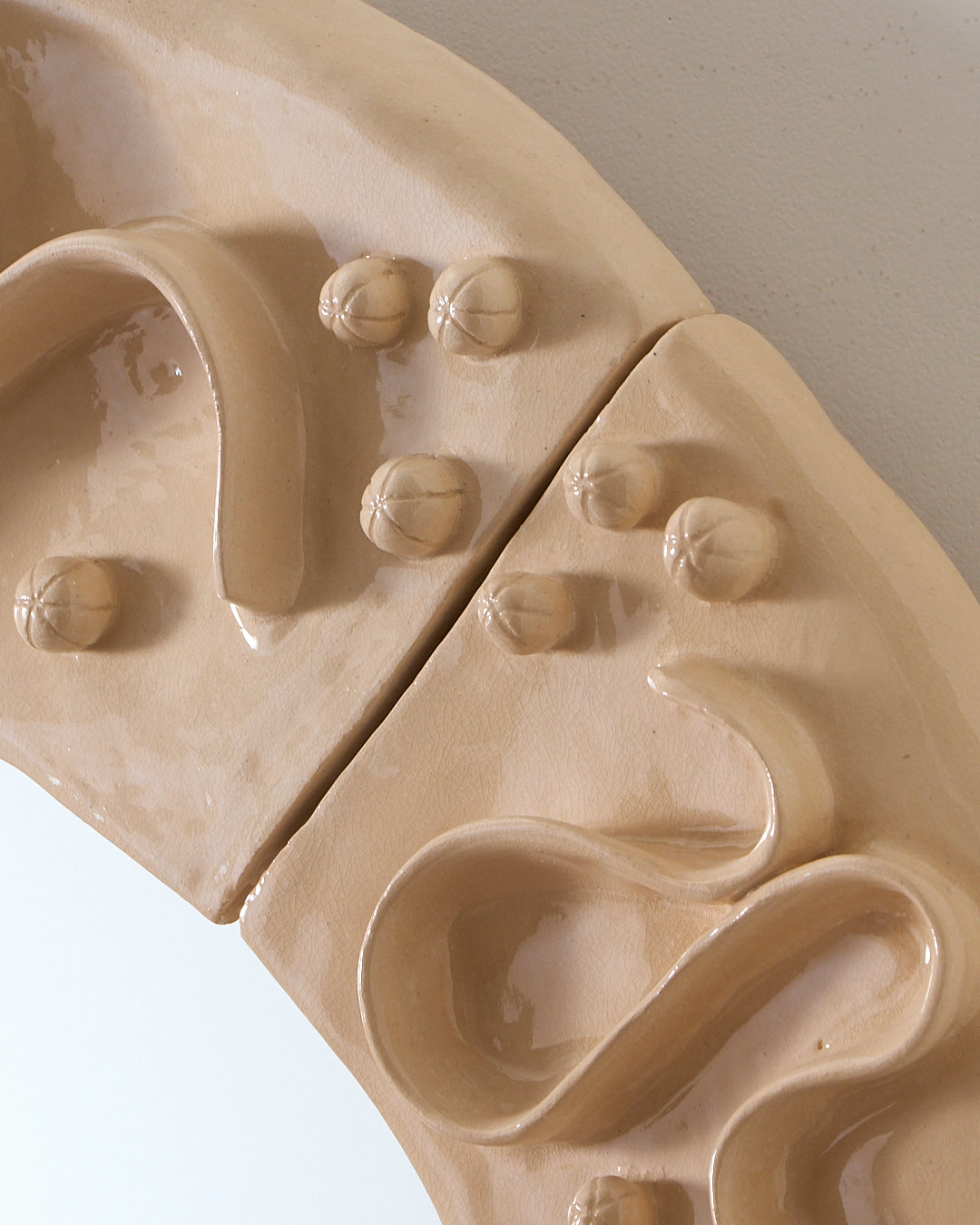 Enamelled ceramic mirror 