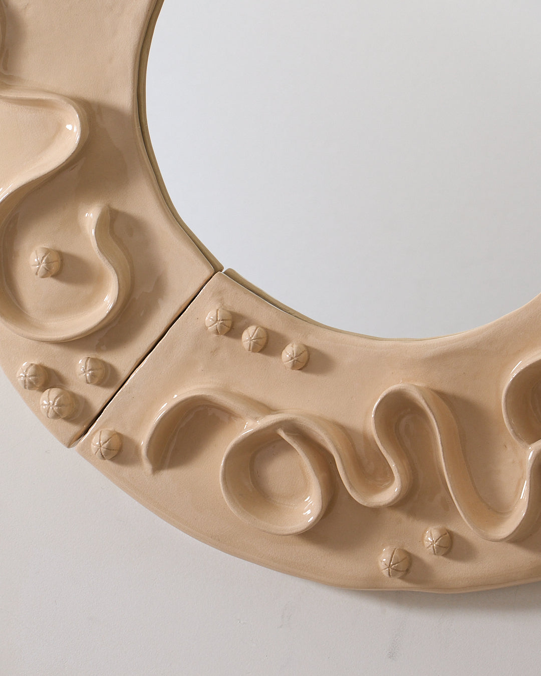 Enamelled ceramic mirror 