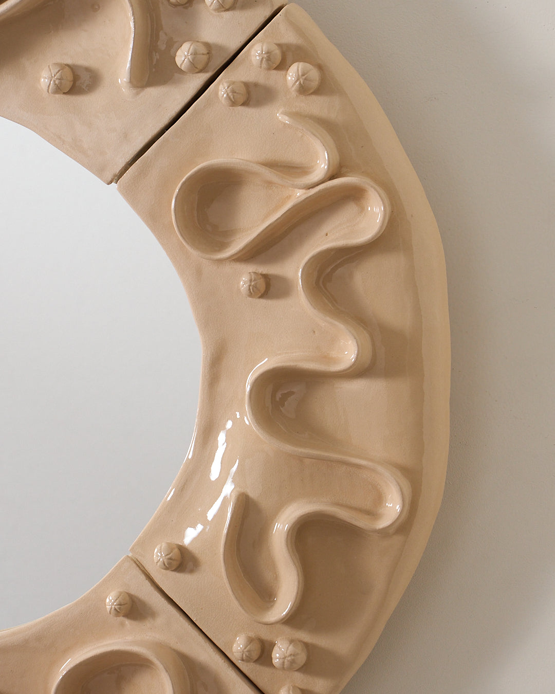 Enamelled ceramic mirror 