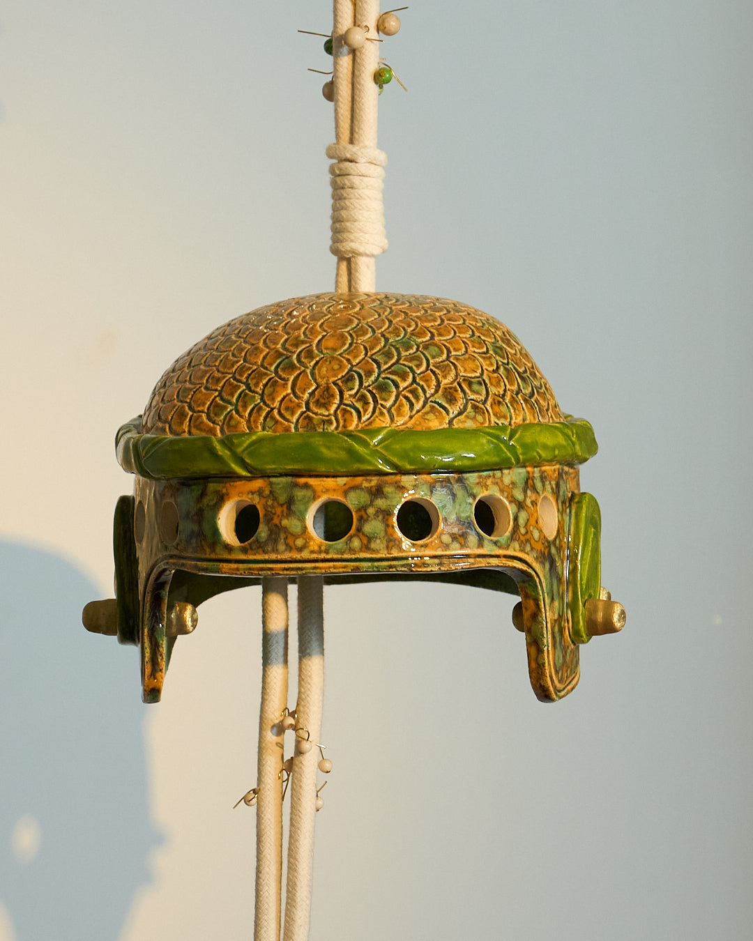 Enamelled ceramic helmet 