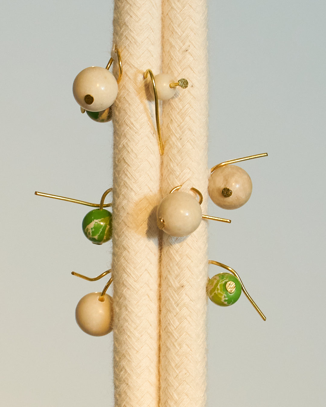 Enamelled ceramic helmet 