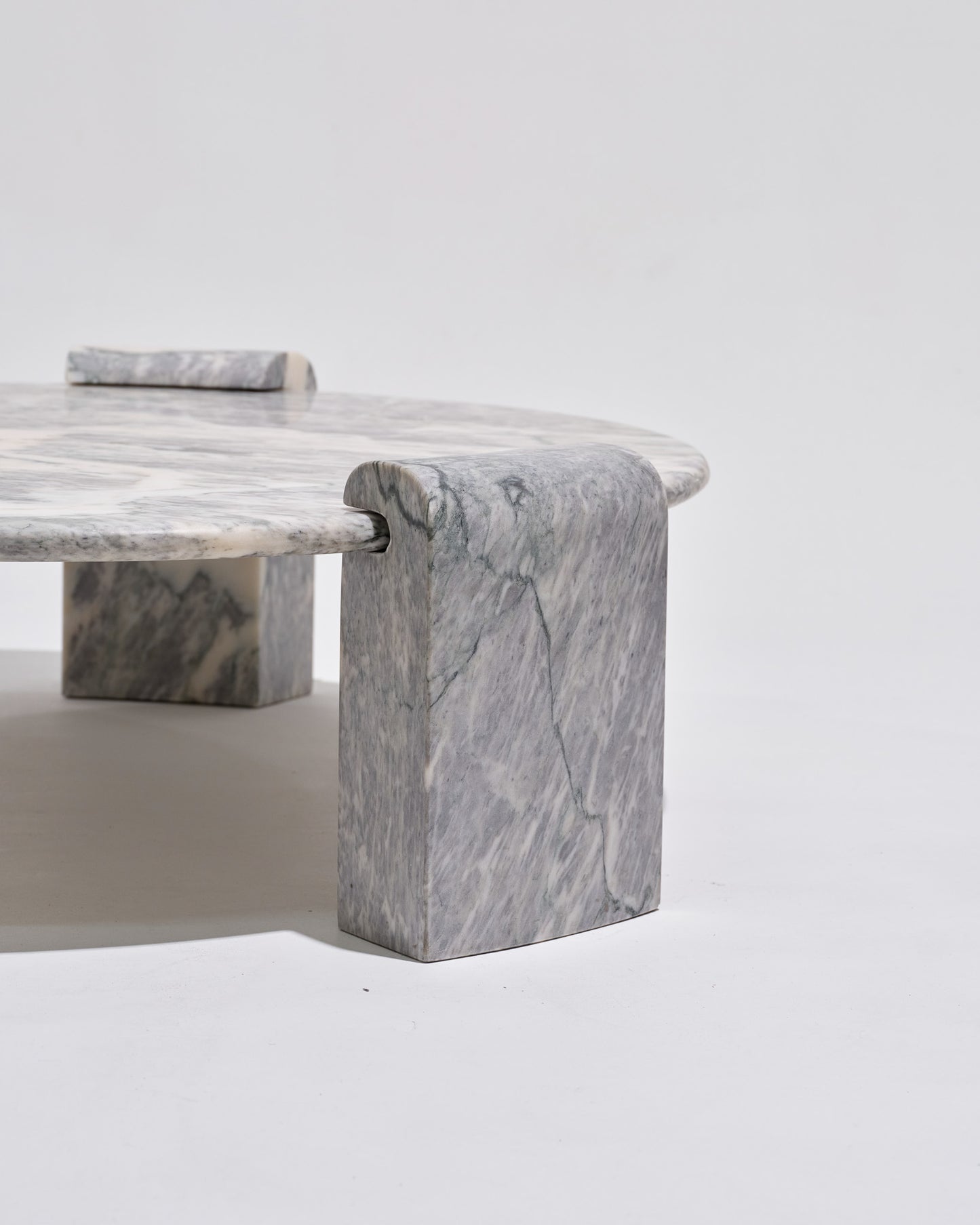 TABLE BASSE EN MARBRE BLANC ET GRIS