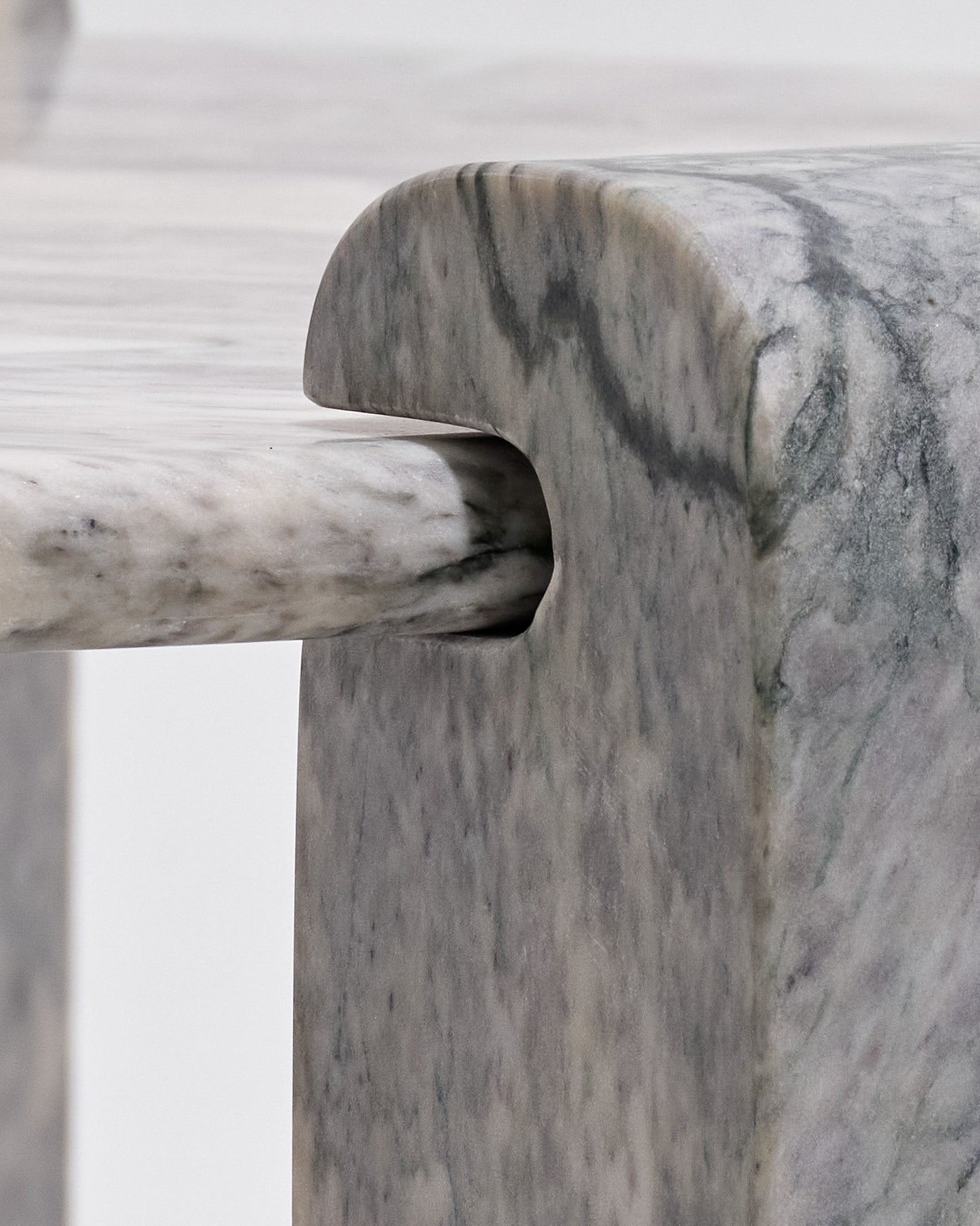 TABLE BASSE EN MARBRE BLANC ET GRIS