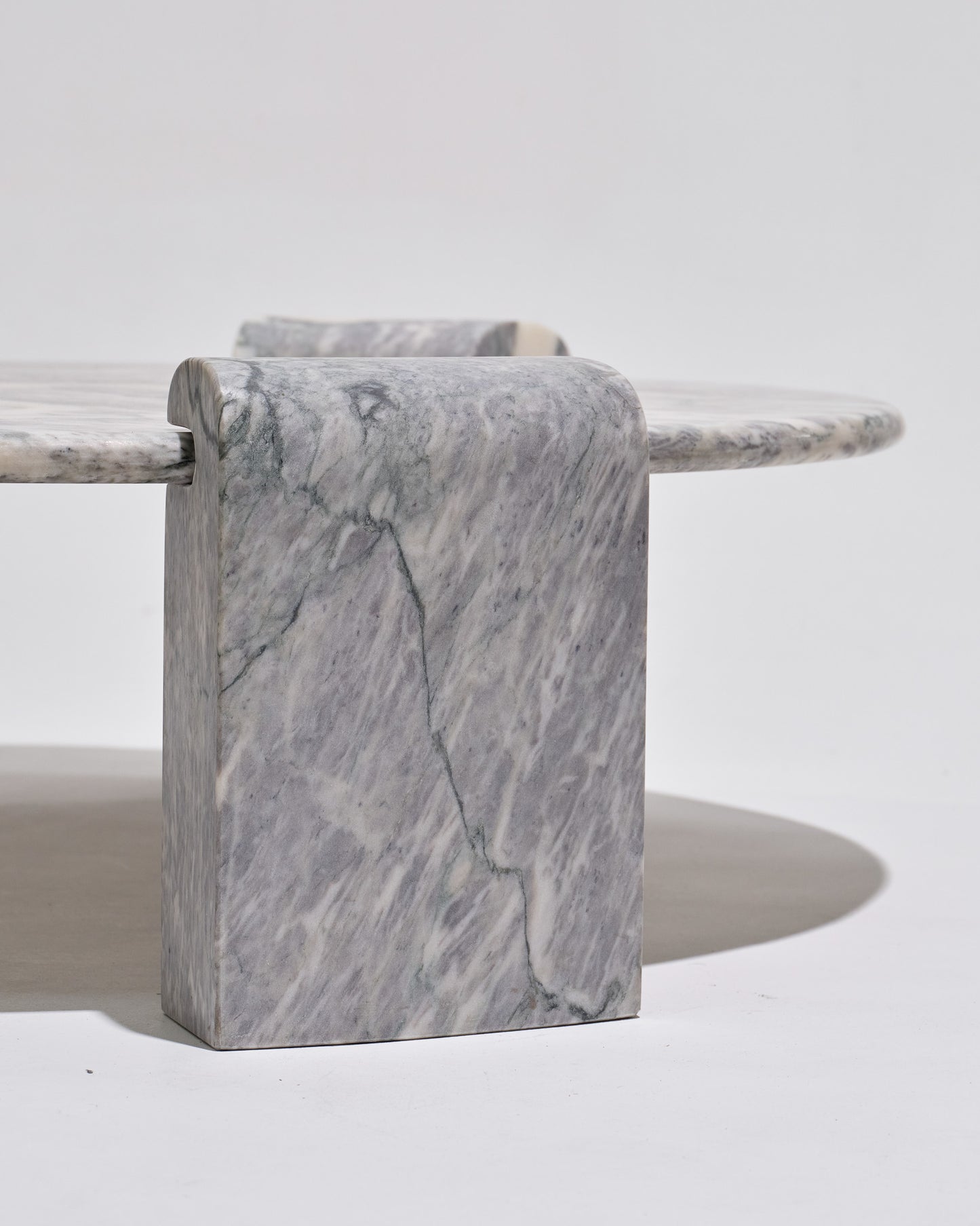 TABLE BASSE EN MARBRE BLANC ET GRIS