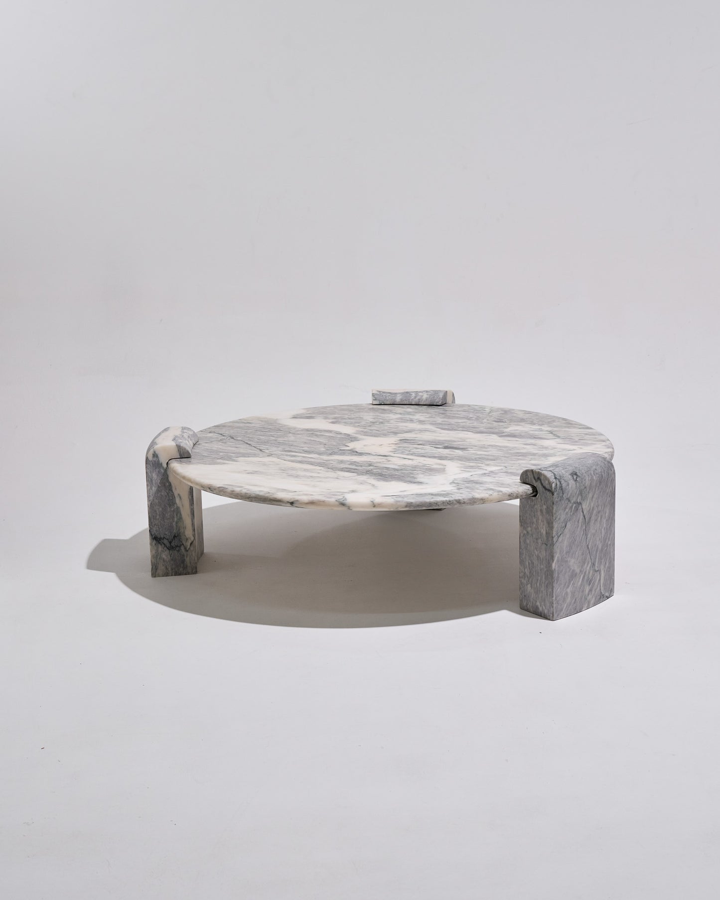TABLE BASSE EN MARBRE BLANC ET GRIS