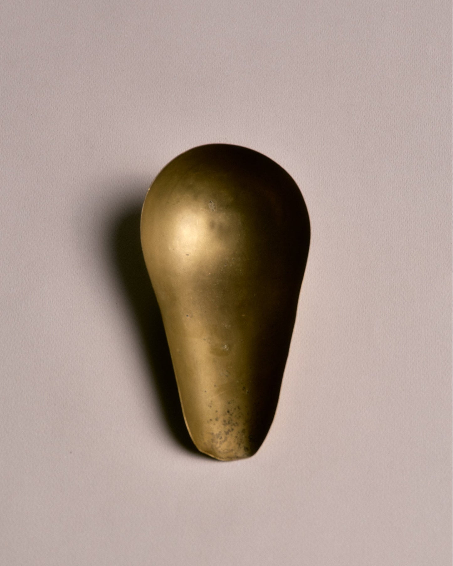 Pelle à grain en laiton doré. Bel état, légère patine conforme à l'âge et à l'usage.