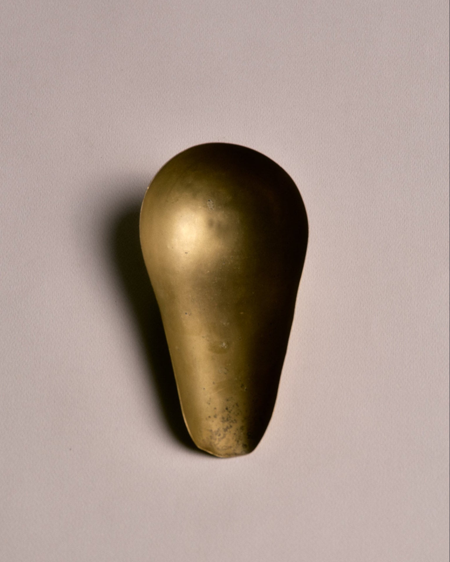 Pelle à grain en laiton doré. Bel état, légère patine conforme à l'âge et à l'usage.