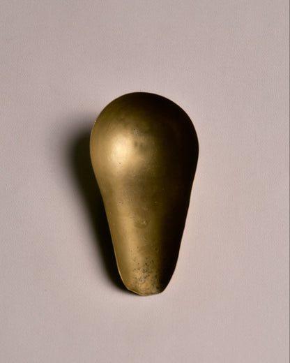 Pelle à grain en laiton doré. Bel état, légère patine conforme à l'âge et à l'usage.