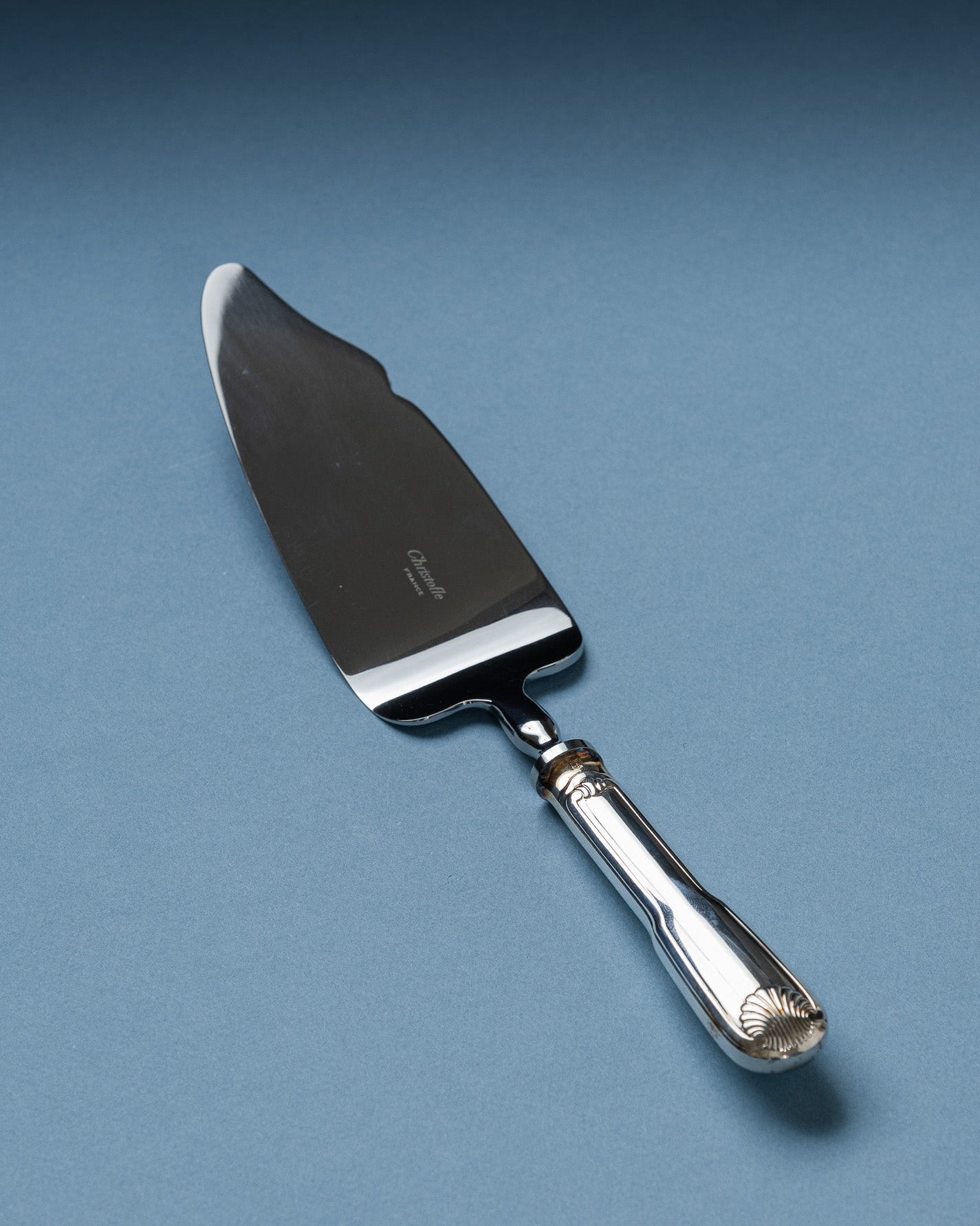 Pelle à gâteaux coupante en métal argenté, modèle Chinon de la maison Christofle. Modèle poinçonné et estampillé Christofle Paris. Très bon état.