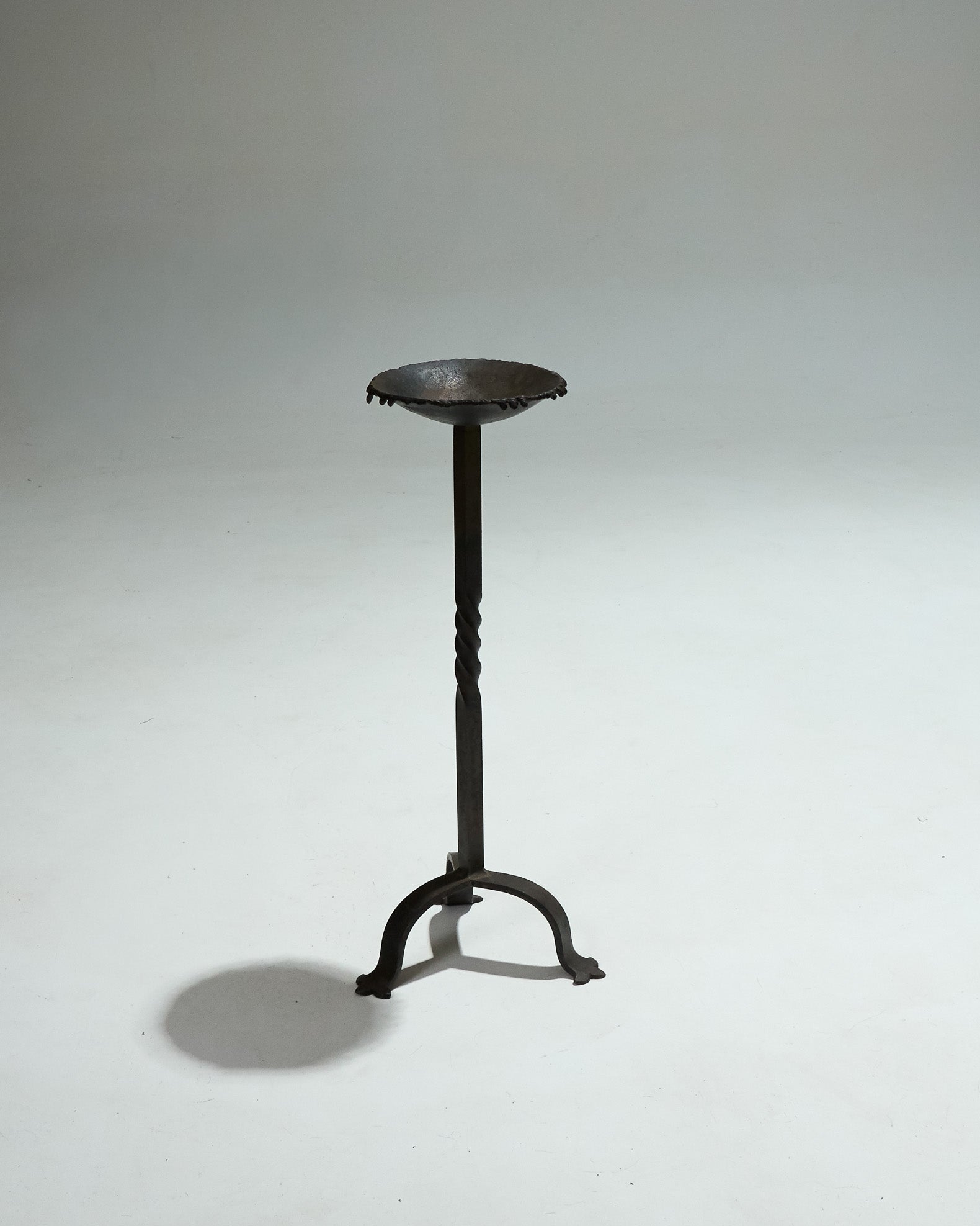 Pique-feu sur pied en fer forgé. Structure artisanale. Style vintage et décoratif.

Présente une patine liée à l'âge et à l'usage.