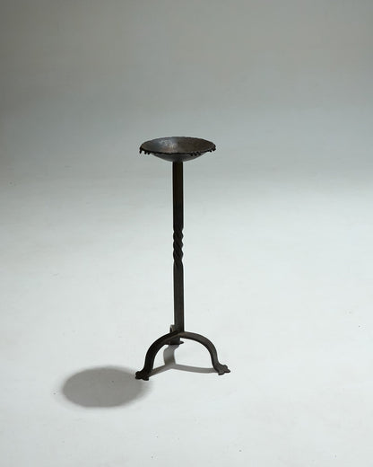 Pique-feu sur pied en fer forgé. Structure artisanale. Style vintage et décoratif.

Présente une patine liée à l'âge et à l'usage.