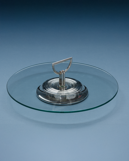 Plateau à fromage Christofle, modèle vibrations. Monture en métal argenté avec plateau en verre amovible. Cachet Christofle sous la base.
Bel état général.