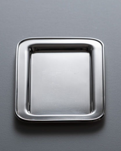 Plateau de service rectangulaire en métal argenté par l’orfèvre français Ercuis. Contour perlé et poignées ajourées à volutes, caractéristiques des productions de la maison.&nbsp;

Bel état général, légère patine conforme à l'âge.