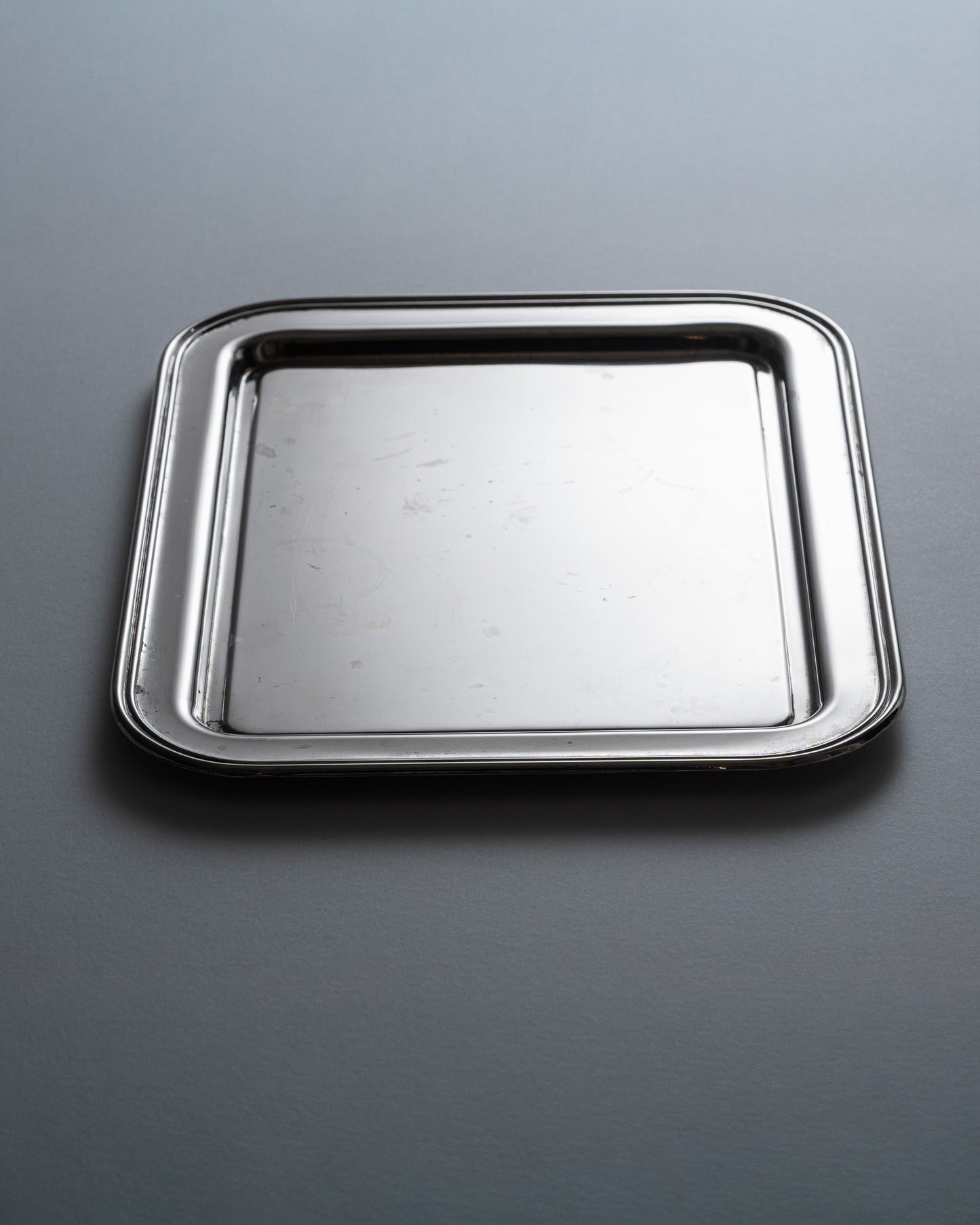 Plateau de service en métal argenté. Bon état général. À noter, quelques traces d'usures conformes à l'âge et à l'usage.