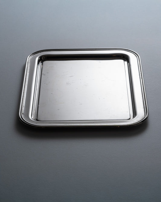 Plateau de service en métal argenté. Bon état général. À noter, quelques traces d'usures conformes à l'âge et à l'usage.