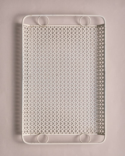 Plateau rectangulaire en métal laqué blanc, à décor ajouré de petits motifs trèfles, bordé d'un cadre tubulaire et poignées circulaires. Travail de Mathieu Matégot, figure emblématique du design français des années 1950. Bel état vintage.&nbsp;