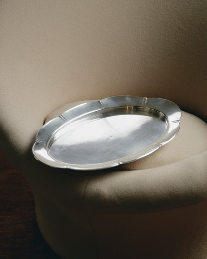 Plat ovale en métal argenté signé Christofle Gallia, France, vers 1930. Modèle à bord contourné et décor nervuré, typique de la ligne Gallia. Bon état général, légère patine conforme à l’âge.
