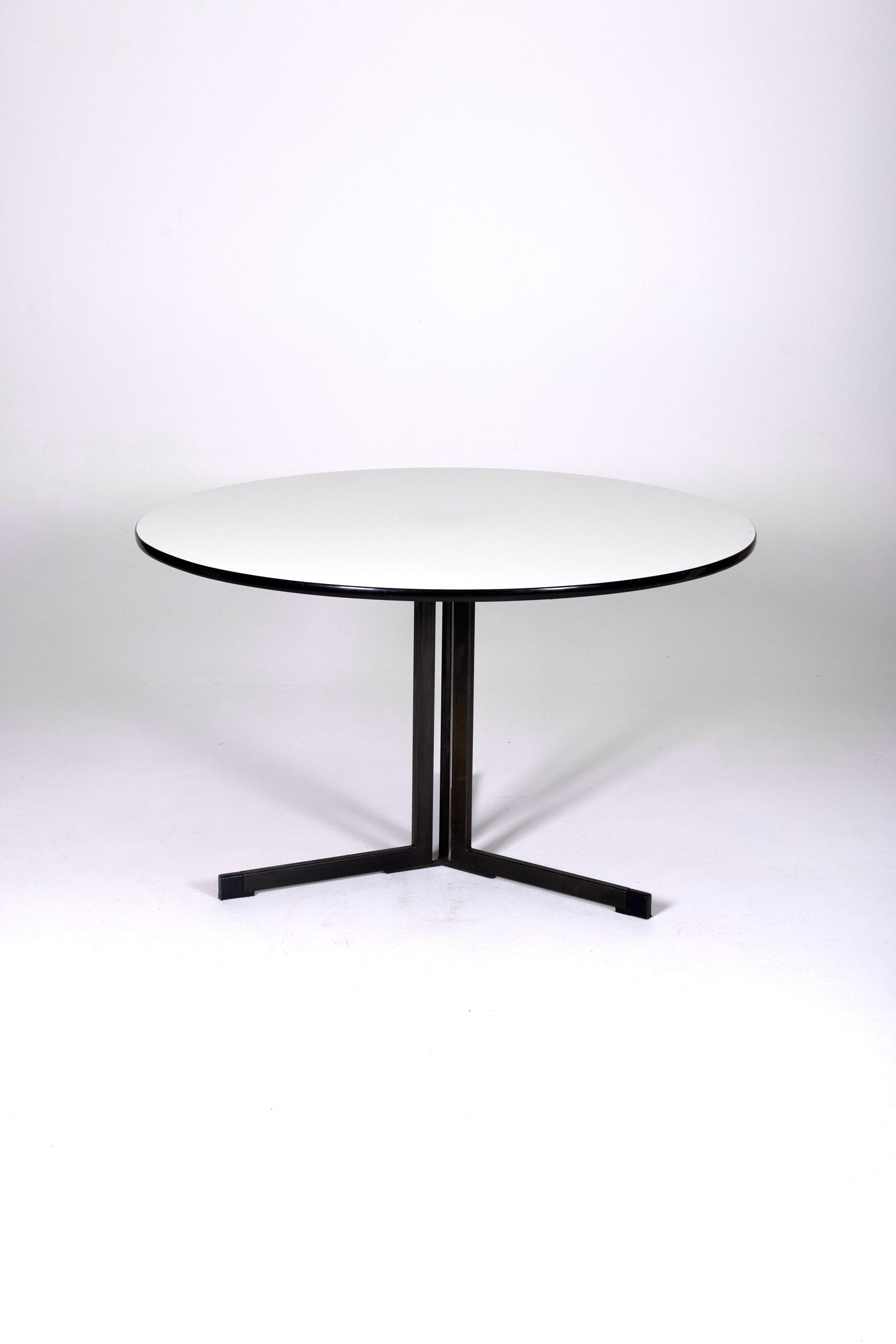 Table à manger ronde modèle AP103 du designer hollandais Hein Salomonson, édition Ap Originals dans les années 1950. Le plateau est en mélaminé blanc, le piètement est en métal laqué noir. Très bon état.